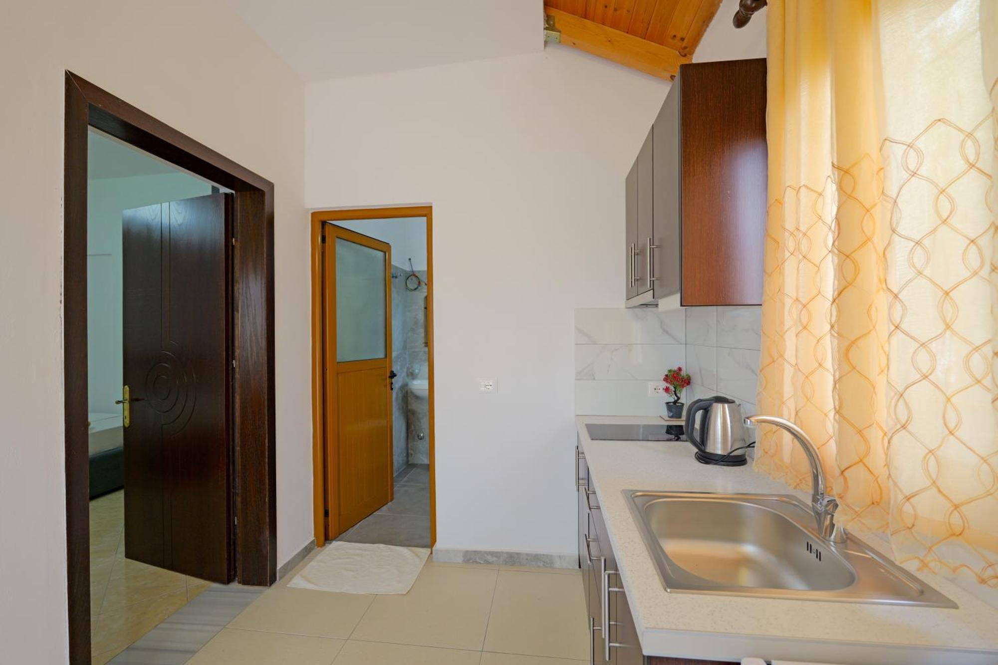Brahimi Guest House Ksamil Eksteriør bilde